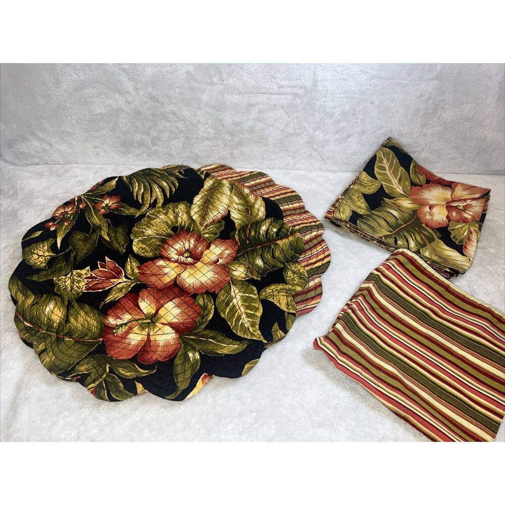 Quilted Floral/Stripped Design Circular Placemats & Napkins. Set of 4 Reversible